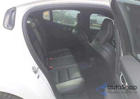 2024 Volvo S60 Recharge Plug-In Hybrid T8 Plus Black Edition z USA, uszkodzony, nr VIN 7JRH60FHXRG316428